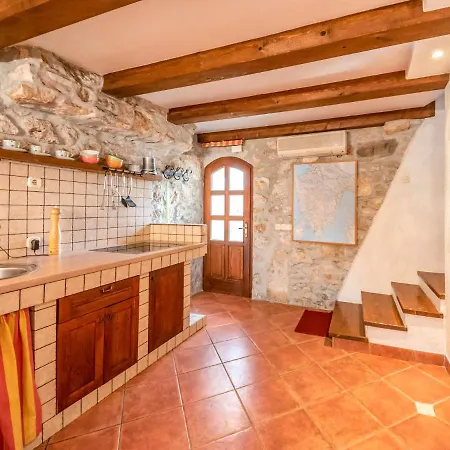 Vila Sleeps 8 With Pool Air Con And Wifi