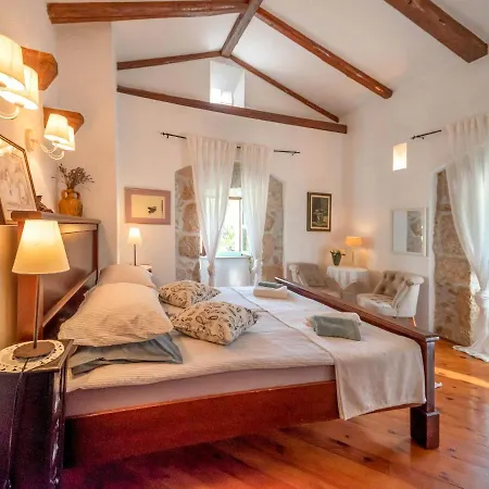 Sleeps 8 With Pool Air Con And Wifi Vila