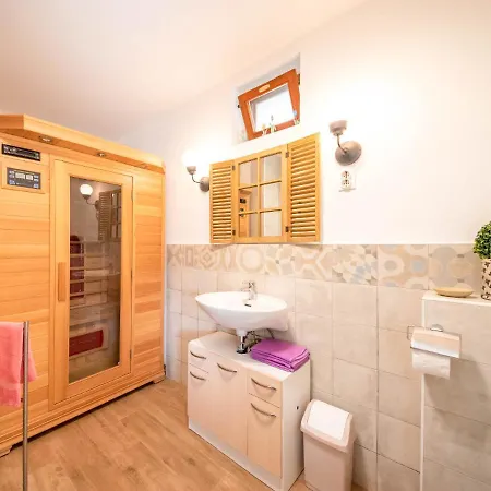 Sleeps 8 With Pool Air Con And Wifi Vila *