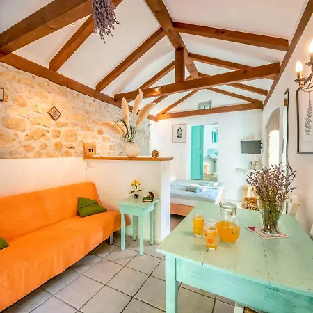 Sleeps 8 With Pool Air Con And Wifi