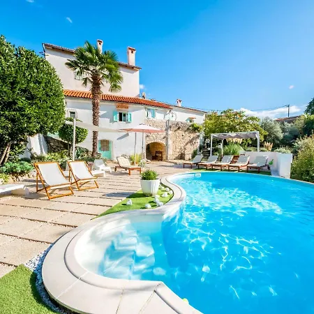 Sleeps 8 With Pool Air Con And Wifi Zagorje