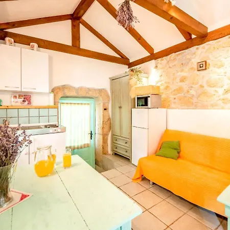 Vila Sleeps 8 With Pool Air Con And Wifi