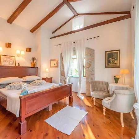 Vila Sleeps 8 With Pool Air Con And Wifi *