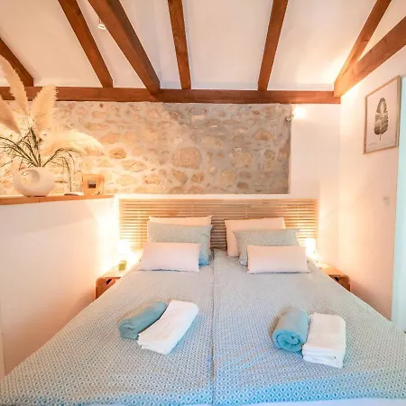 Sleeps 8 With Pool Air Con And Wifi Vila *