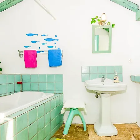 Sleeps 8 With Pool Air Con And Wifi